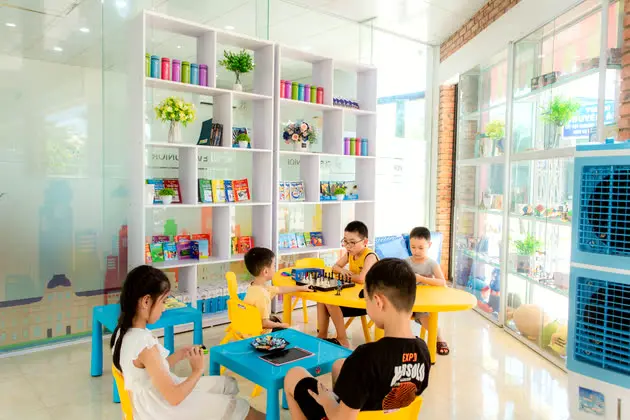 Học viên chơi cờ tại góc trải nghiệm Clever Junior