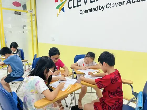 Học viên luyện viết trong giờ học tại Clever Junior